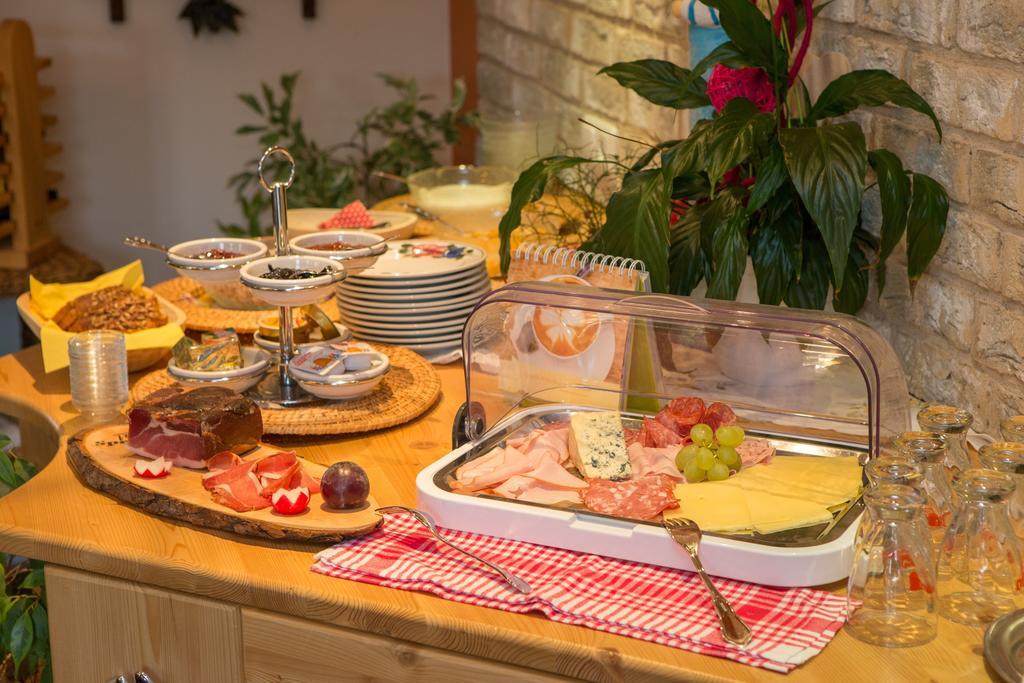 Hoelzl Bed & Breakfast Neukirchen am Großvenediger エクステリア 写真