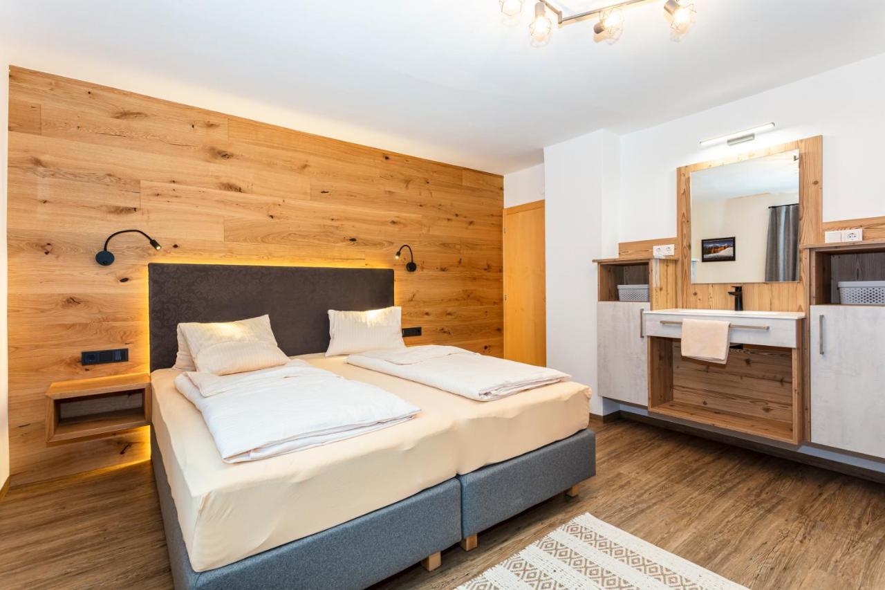 Hoelzl Bed & Breakfast Neukirchen am Großvenediger エクステリア 写真