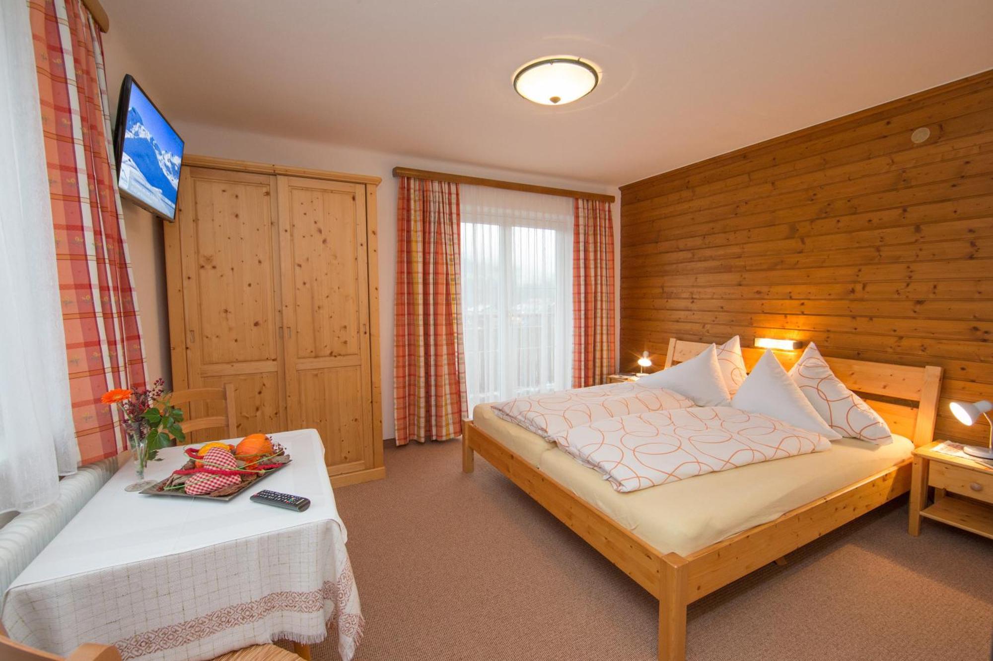 Hoelzl Bed & Breakfast Neukirchen am Großvenediger 部屋 写真