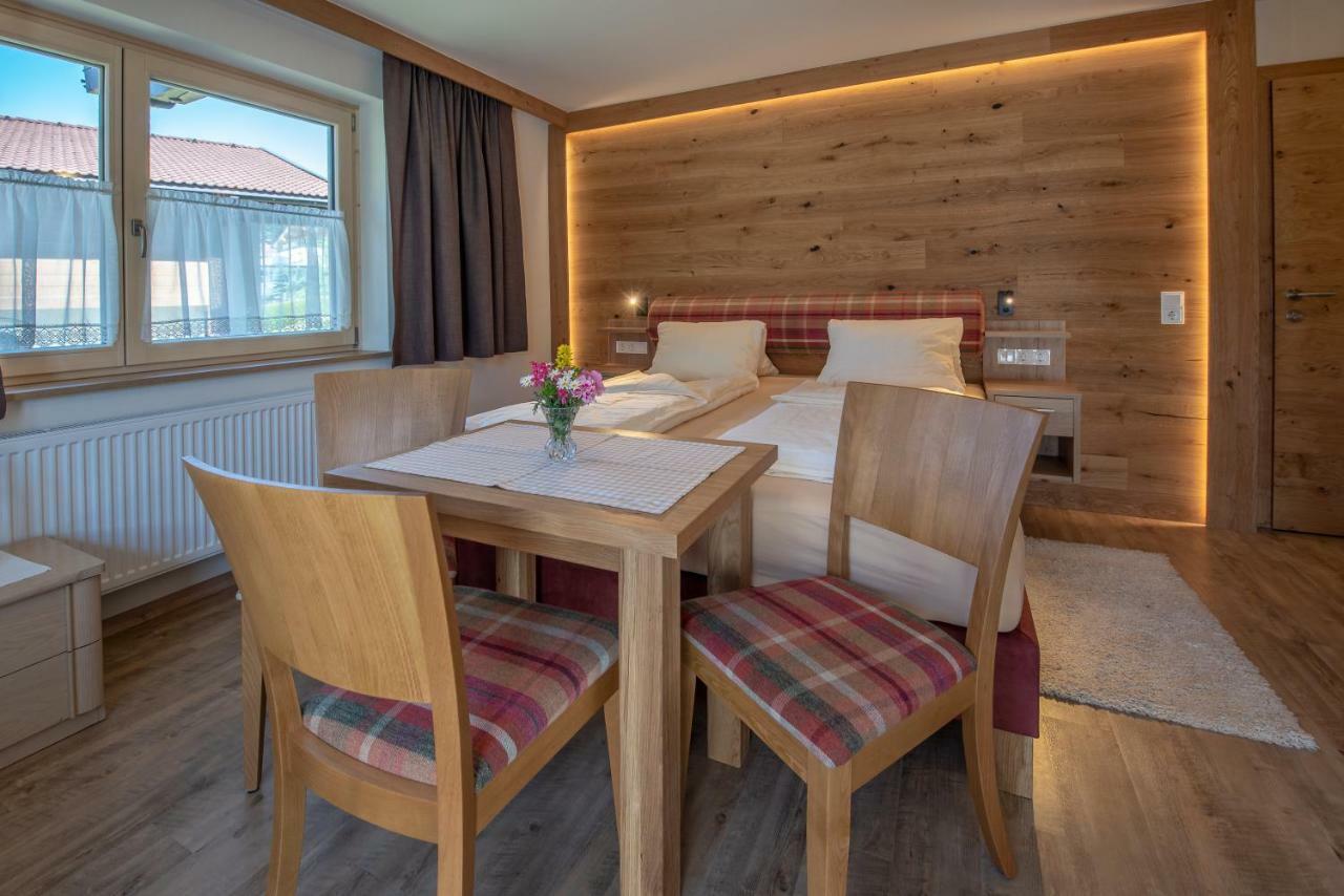 Hoelzl Bed & Breakfast Neukirchen am Großvenediger エクステリア 写真